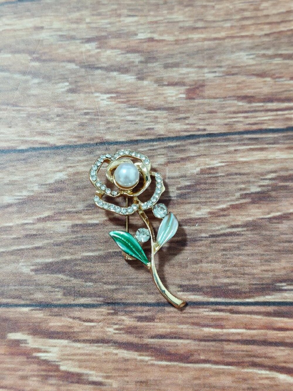 Gold-Tone Pearl & Crystal Flower Brooch – Elegant Floral Pin in Gold and Green